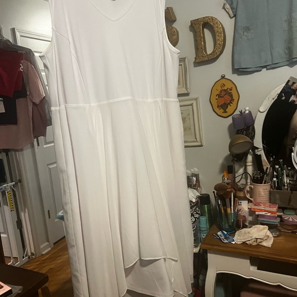 Elegant White Sleeveless Dress - Picture 5 of 5